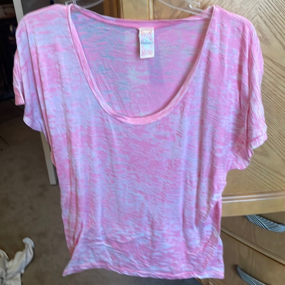 ⭐️Freeloader pink tee size medium